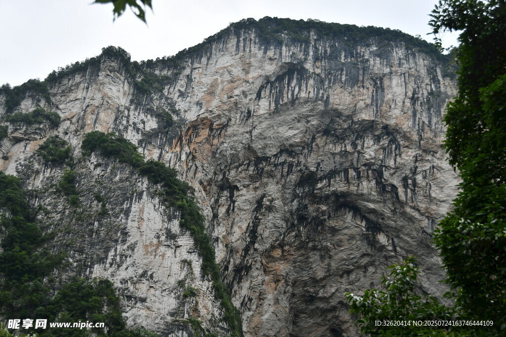 陡峭巍峨的壮丽山景