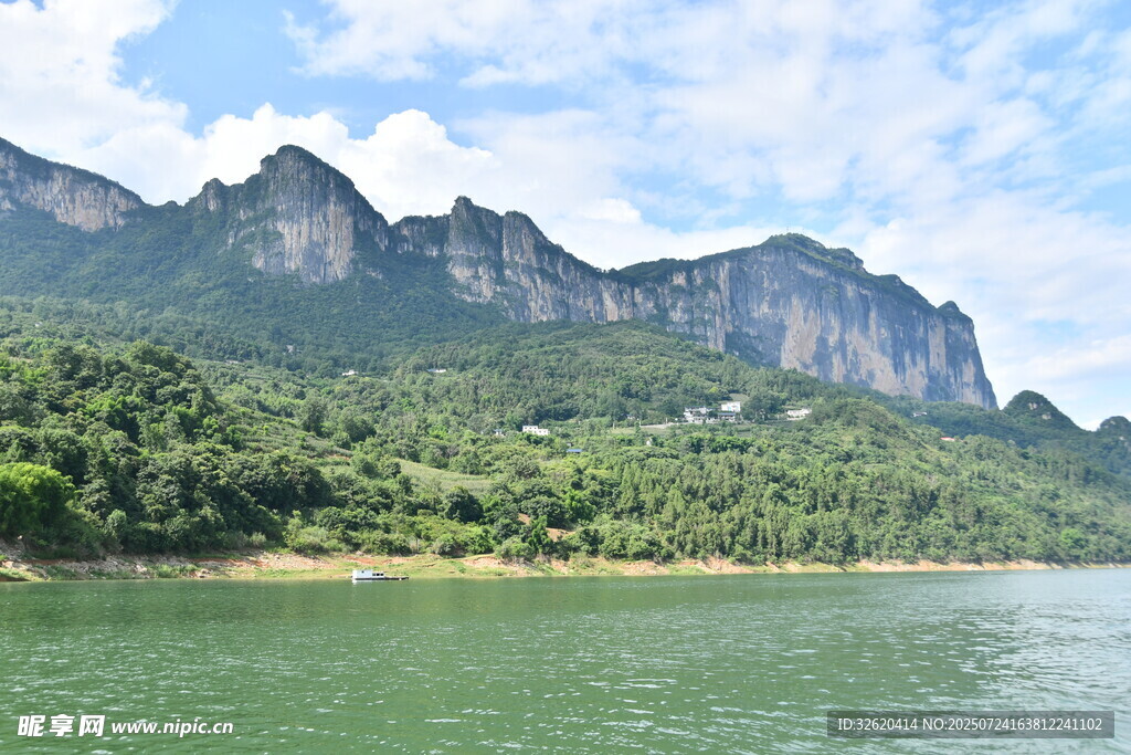 青山绿水间的秀丽江景