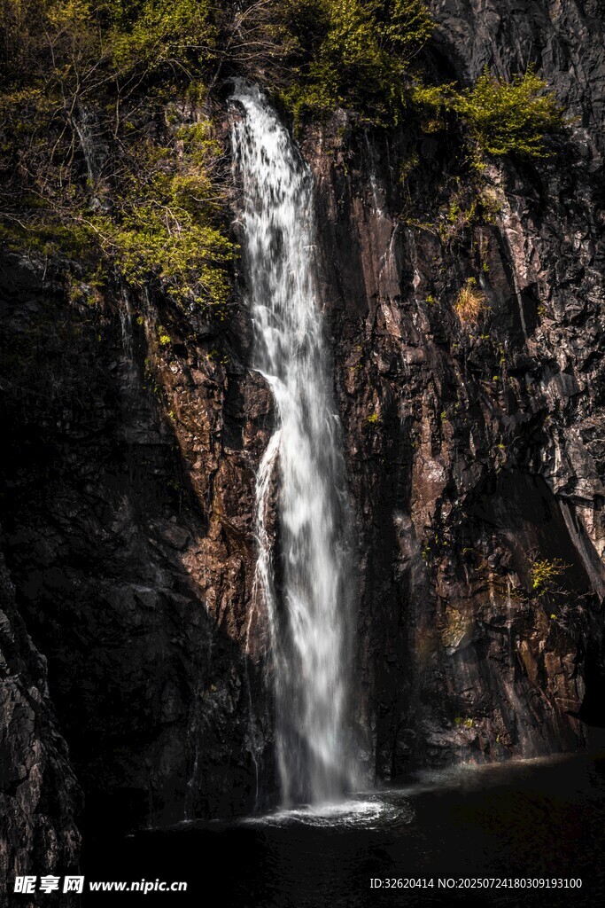 山间瀑布美景