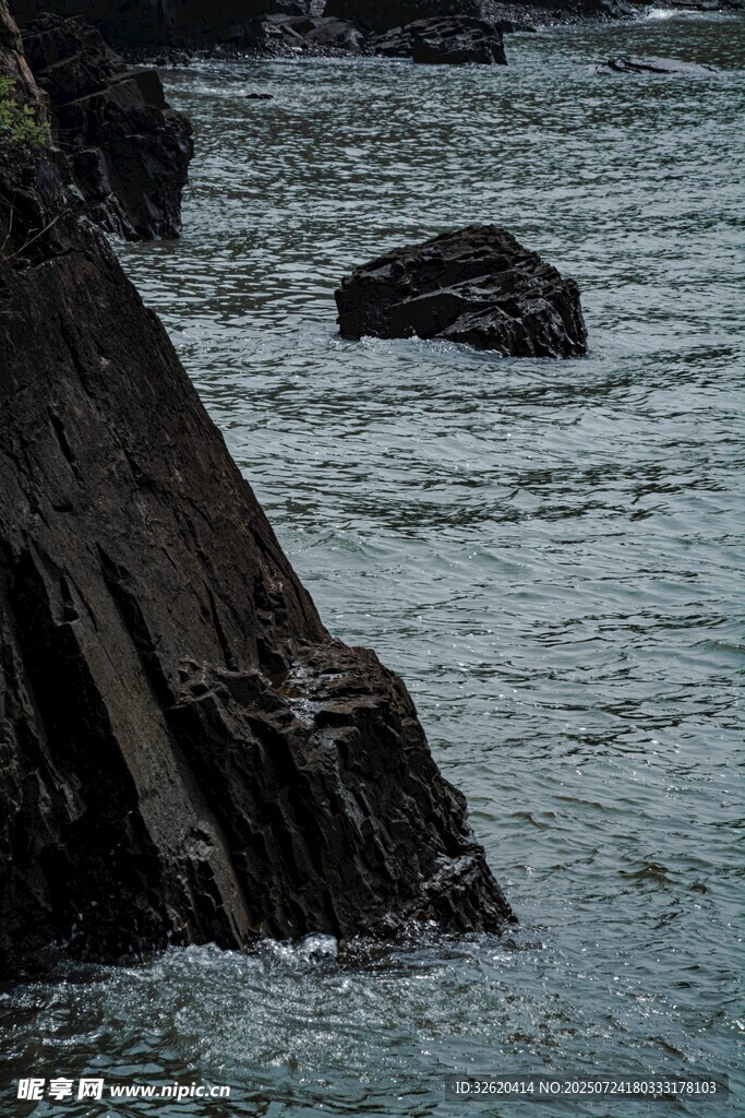 海边嶙峋礁石与涌动海水