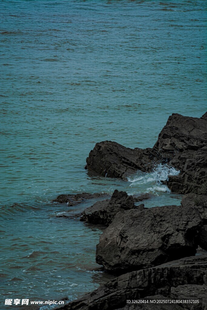 海边礁石 碧波轻拍