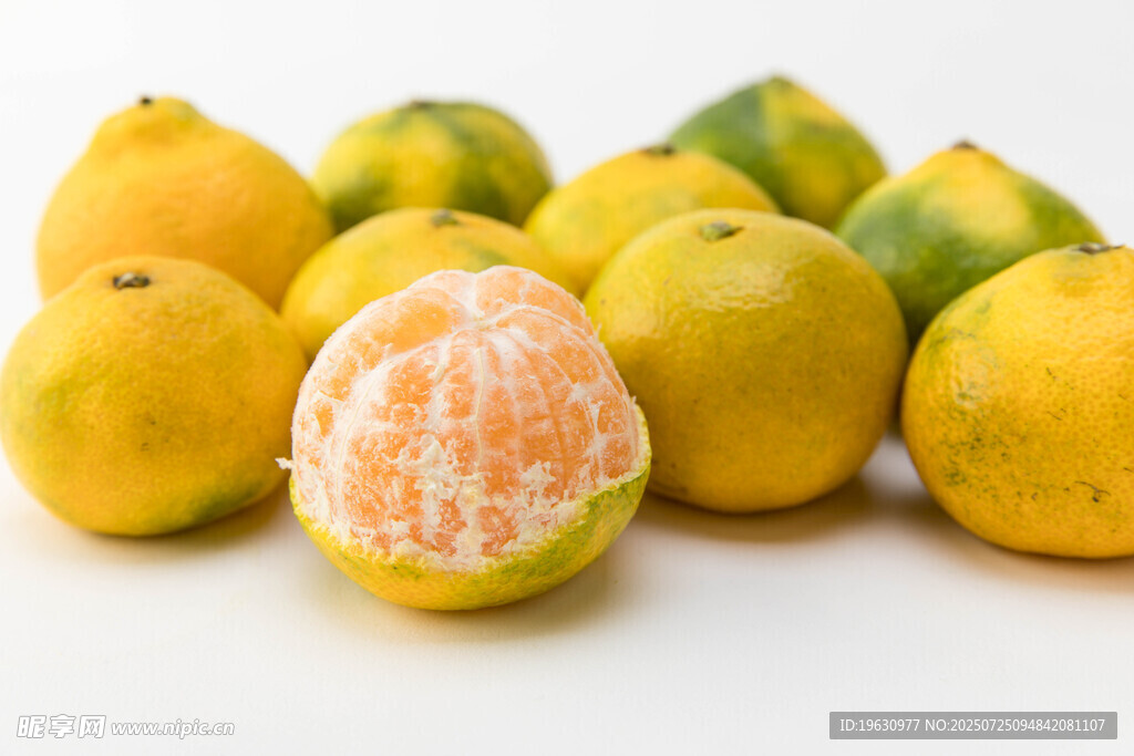 新鲜剥开的柑橘