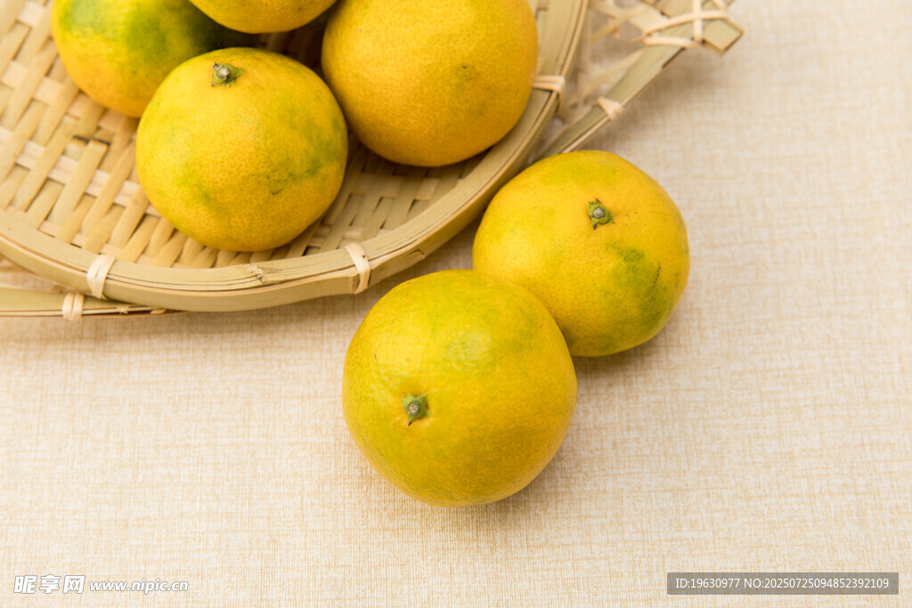 竹篮中的新鲜黄澄澄柑橘