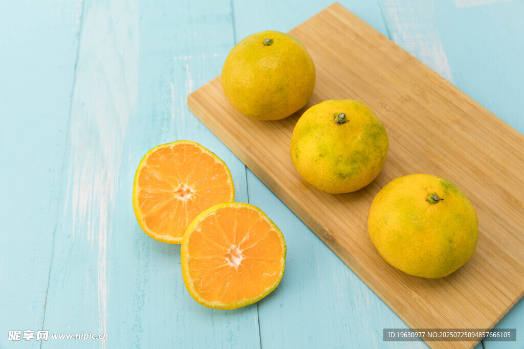 木盘上的新鲜黄橙
