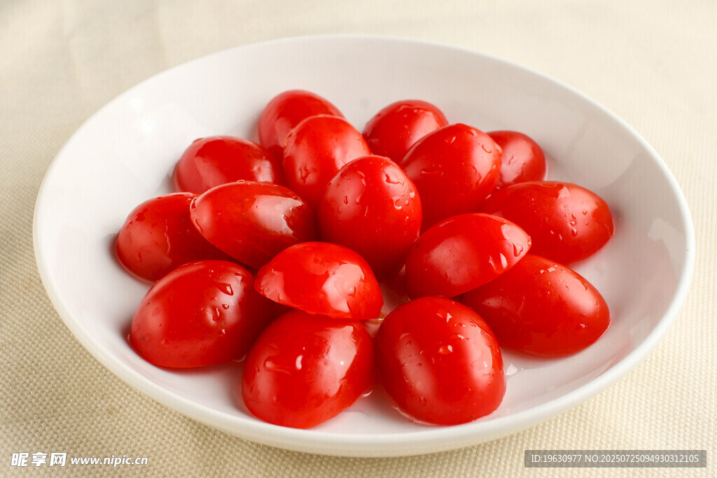 白盘里的新鲜小番茄
