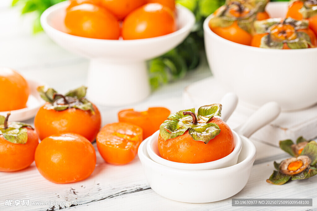 新鲜诱人的小柿子