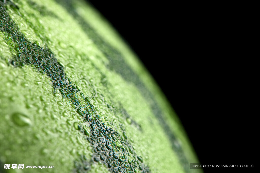 翠绿西瓜表面的水珠特写