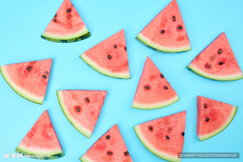 蓝色背景上的西瓜切片