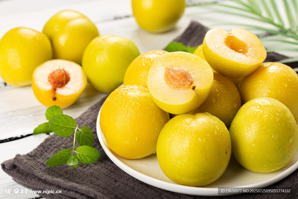 新鲜黄李子摆放在盘中