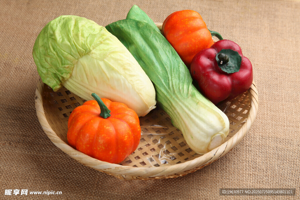 竹篮里的新鲜多样蔬菜