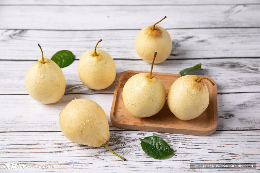 摆放的新鲜梨子