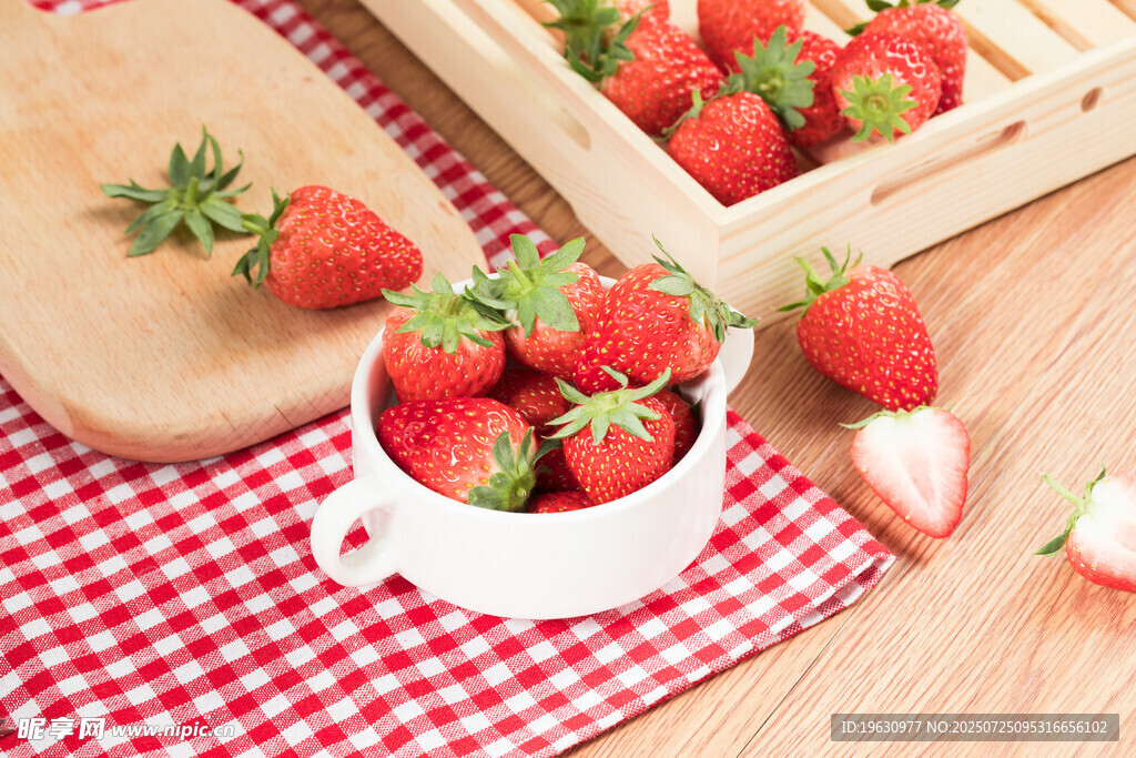 碗中新鲜草莓