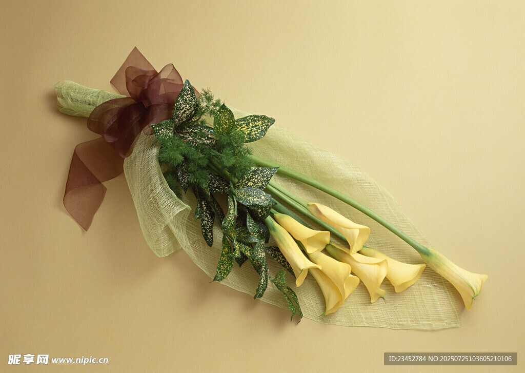 黄色花束配绿色枝叶装饰