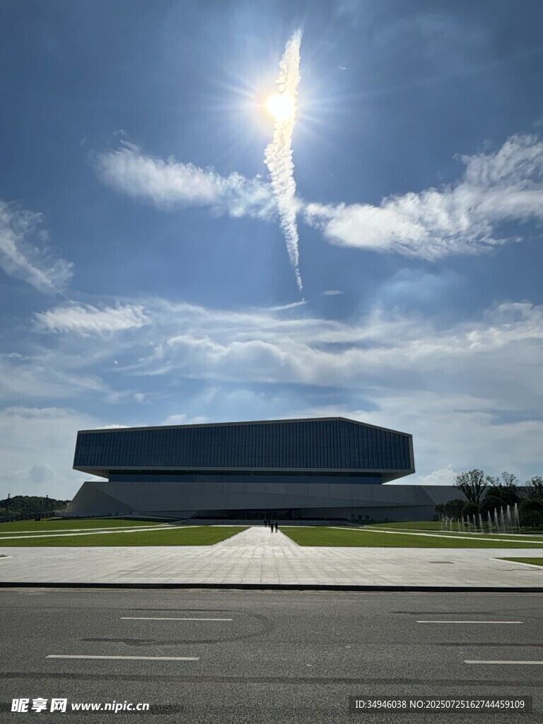 现代建筑与晴朗天空景观