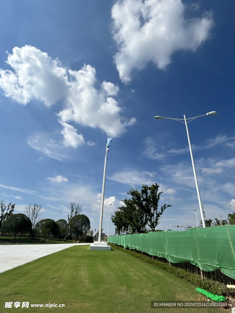 蓝天白云下的道路与灯杆