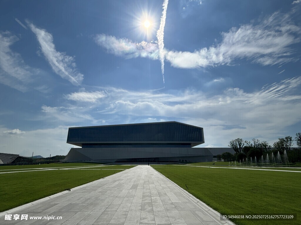 现代建筑前的开阔景观