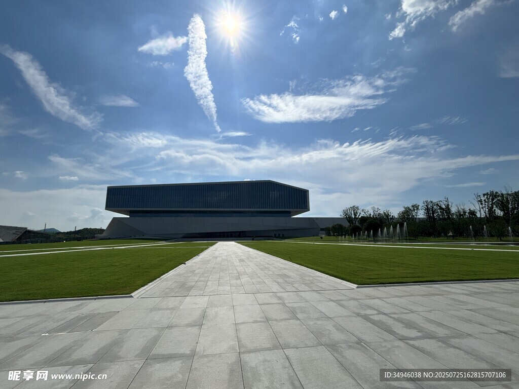 现代建筑与开阔户外景观