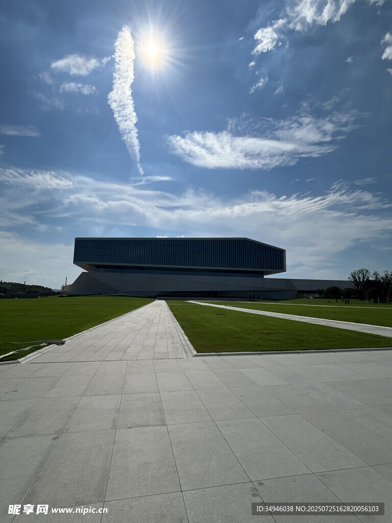 阳光下的现代建筑景观