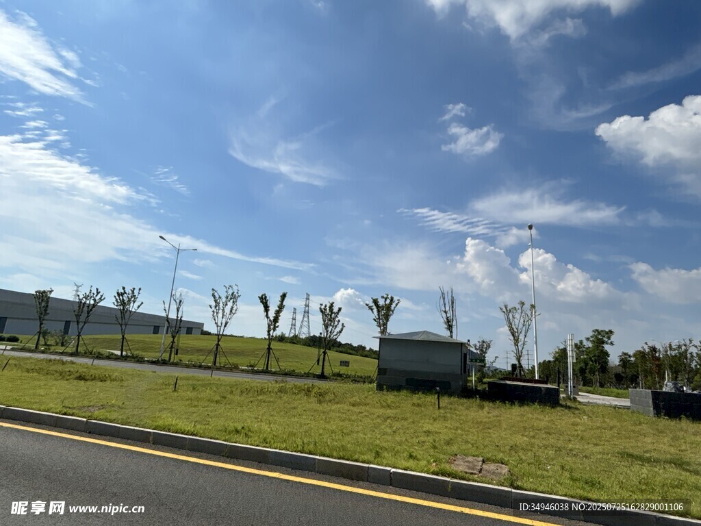 公路旁的开阔绿地景观