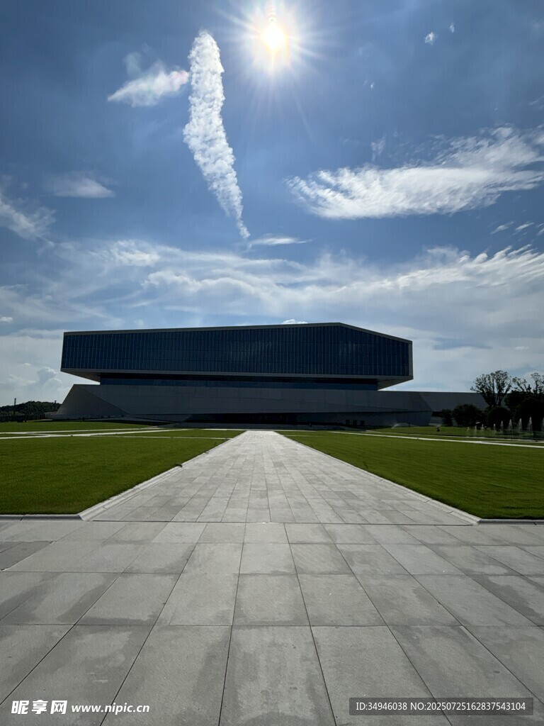 现代建筑前的开阔景观