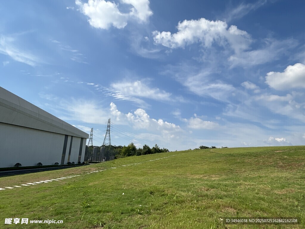 田野旁的建筑与晴朗天空