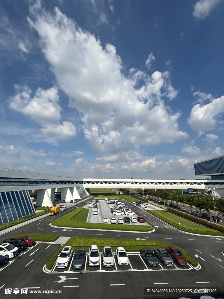现代化停车场全景风光
