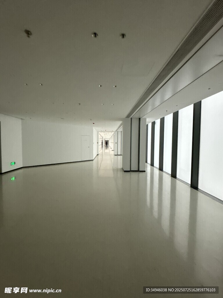 空旷现代艺术展厅空间