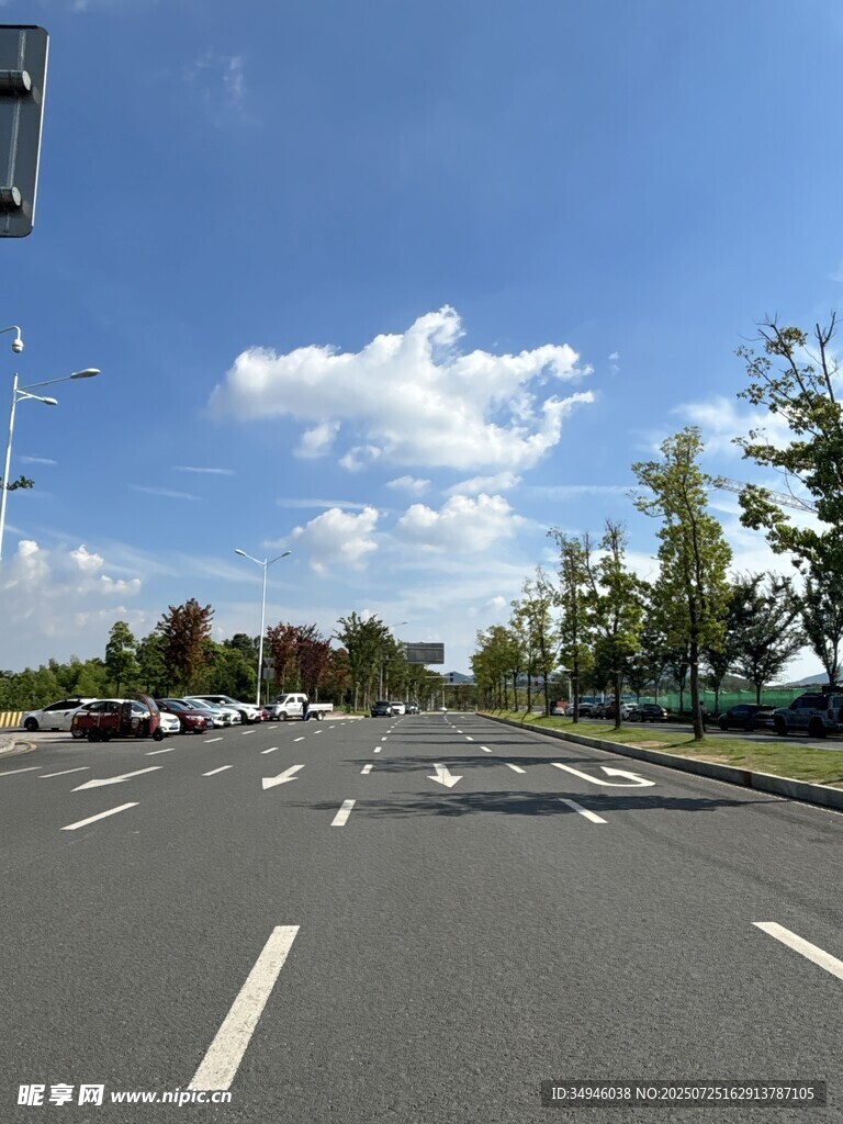 宽阔公路蓝天白云绿树