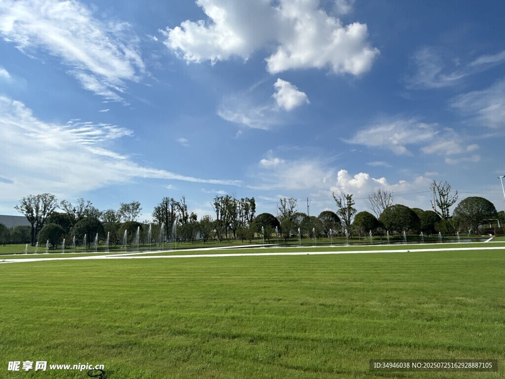 蓝天白云下的绿茵草地