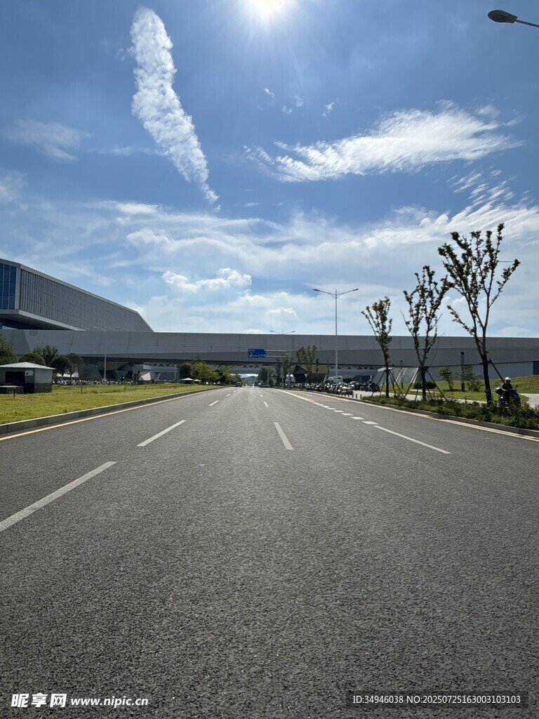 宽阔公路与远处建筑景观