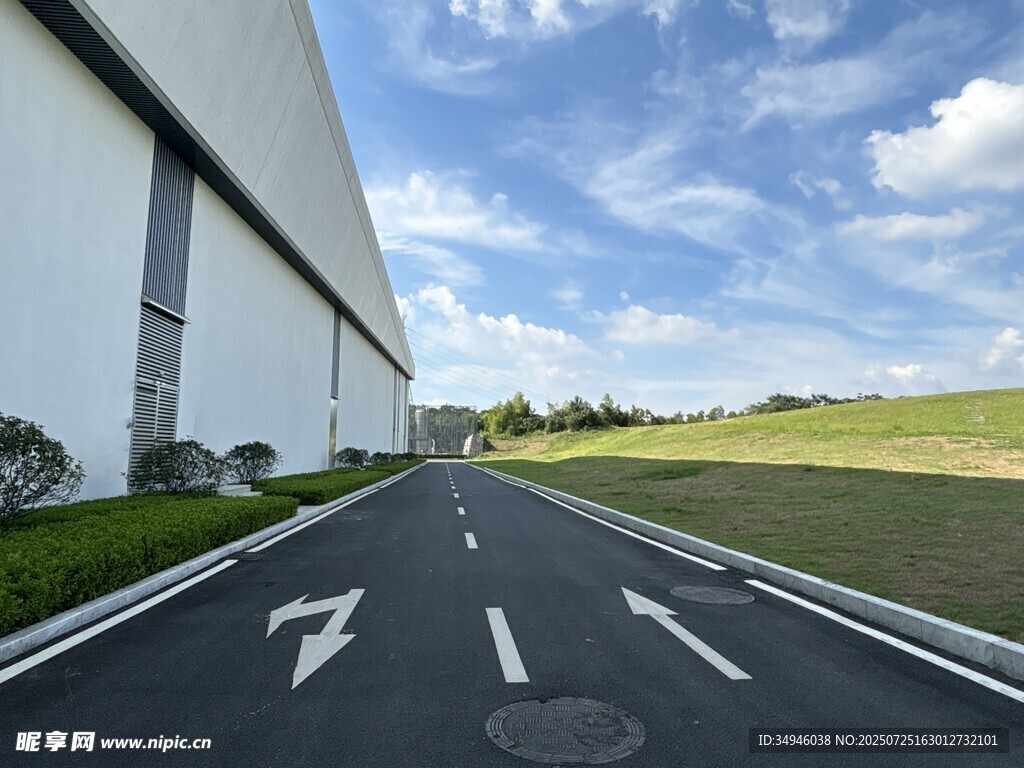 宽阔道路与厂房的明朗景象