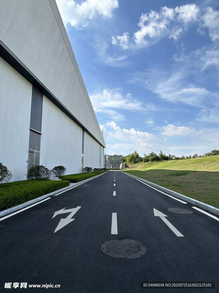 宽阔工厂道路通向远方
