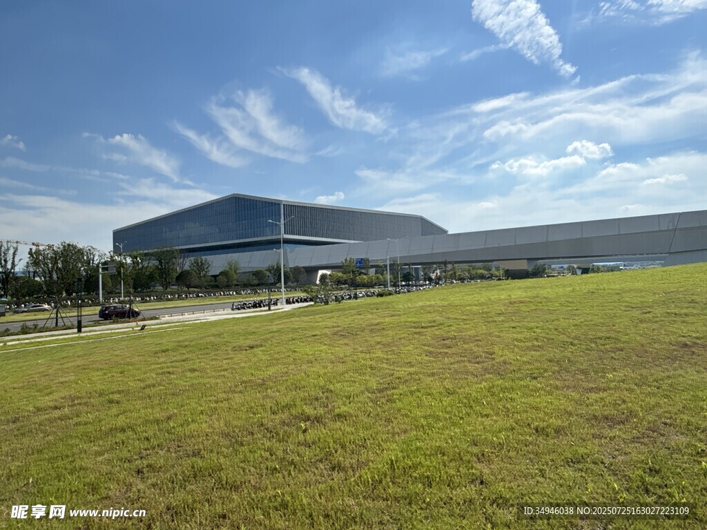 现代建筑旁的开阔草地