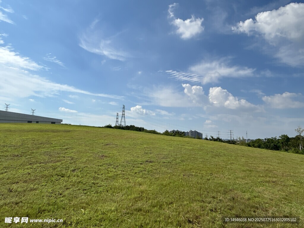 广阔草原与蓝天白云美景