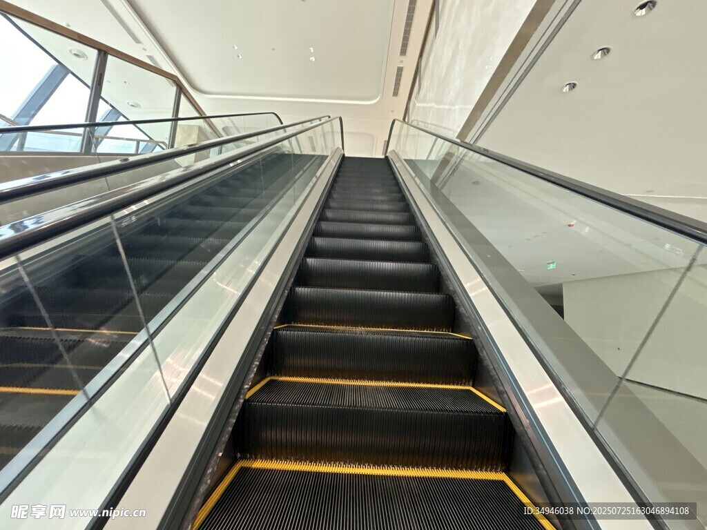 空旷的自动扶梯