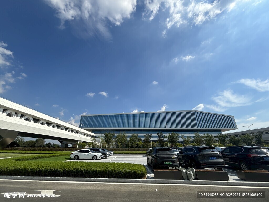 现代建筑外观与周边环境