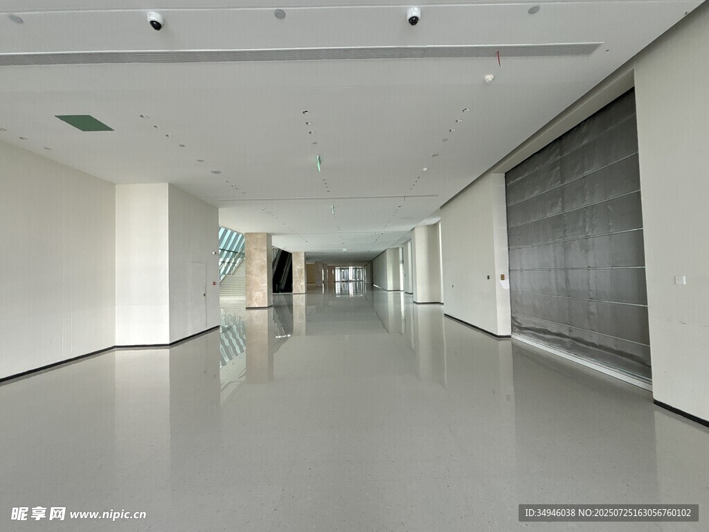 现代空旷室内走廊空间