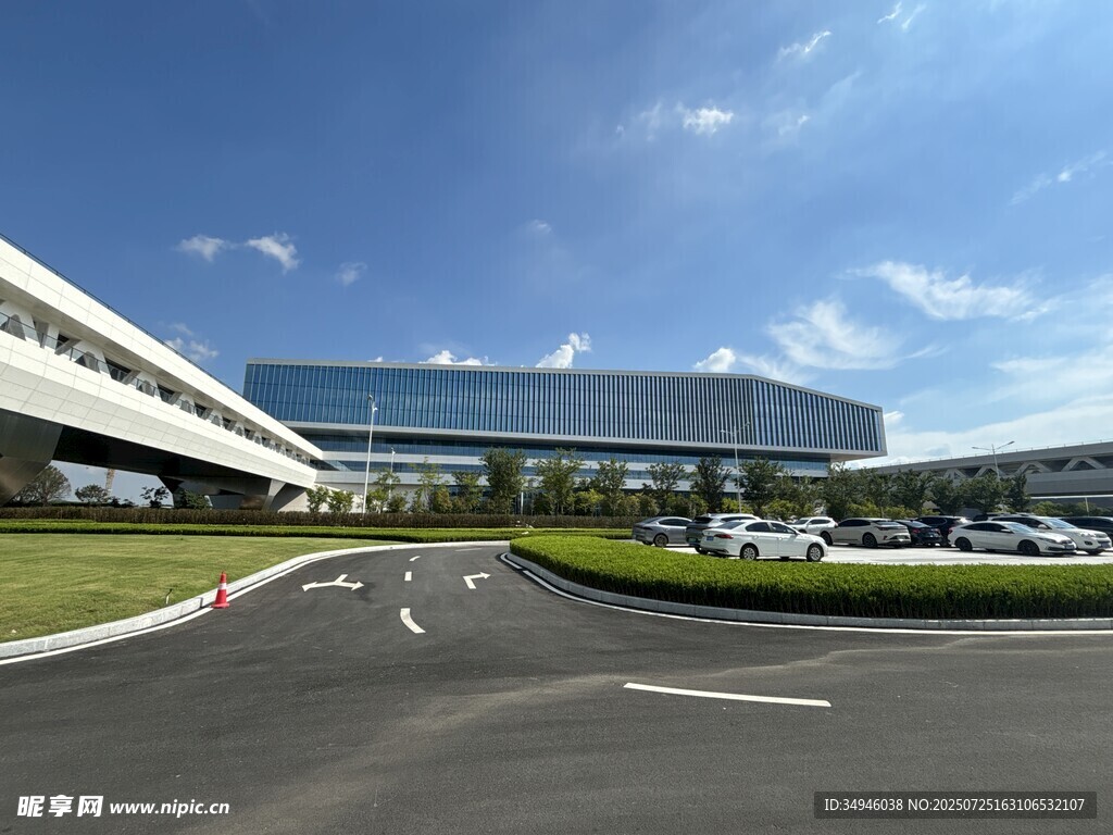 现代办公园区宽阔道路景观