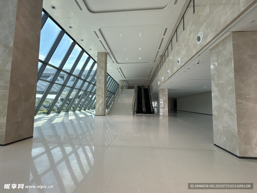 现代宽敞的室内走廊空间