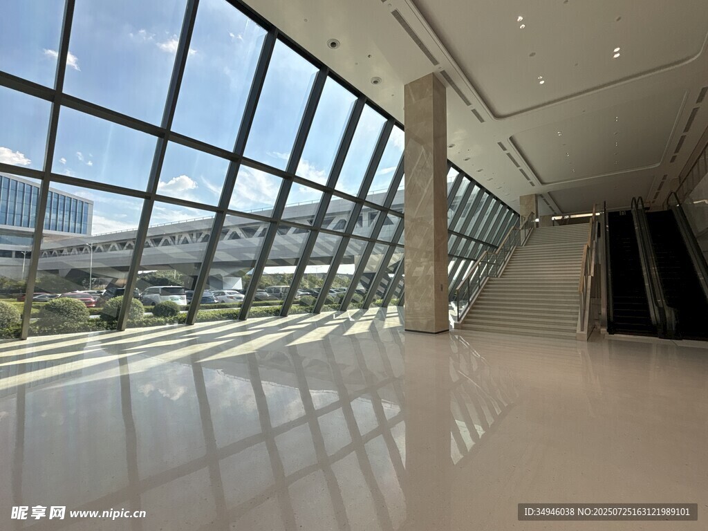现代宽敞的室内玻璃走廊