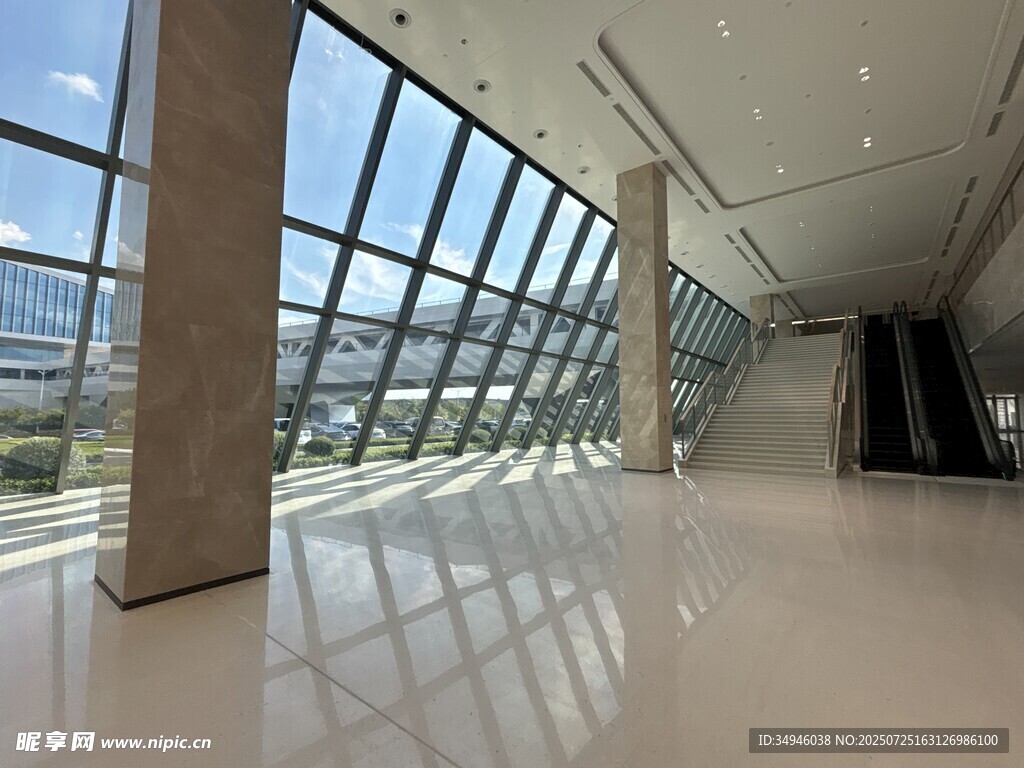 现代宽敞的室内大厅空间