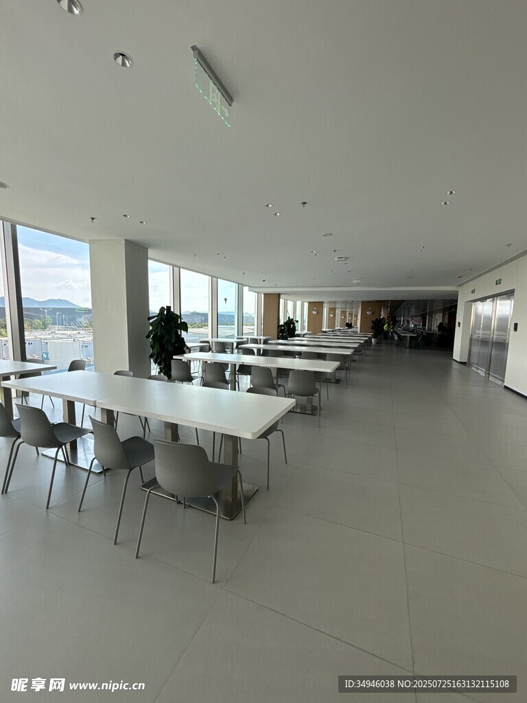 现代宽敞的开放式办公空间