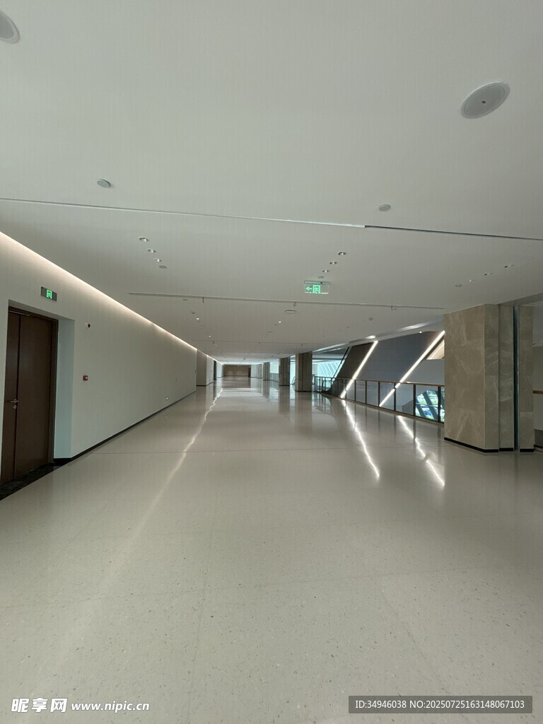 现代宽敞明亮的室内走廊