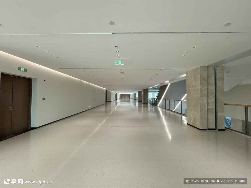 现代宽敞的室内走廊空间