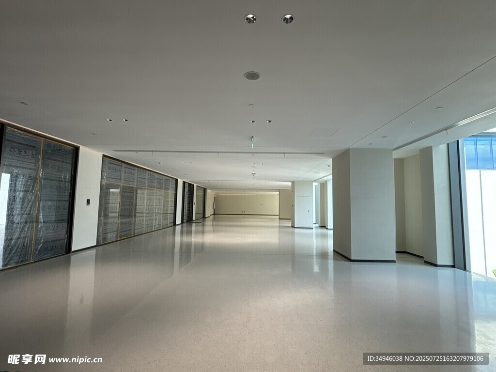 空旷现代风室内大厅空间