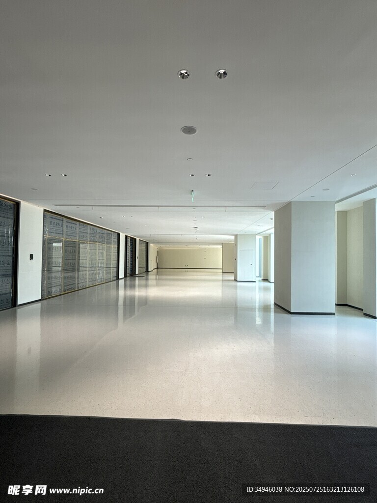 空旷宽敞的现代化室内空间