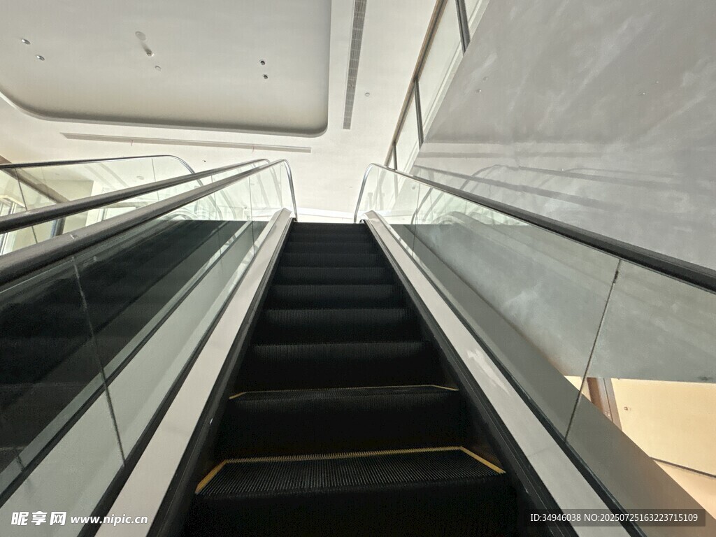 现代商场自动扶梯内部
