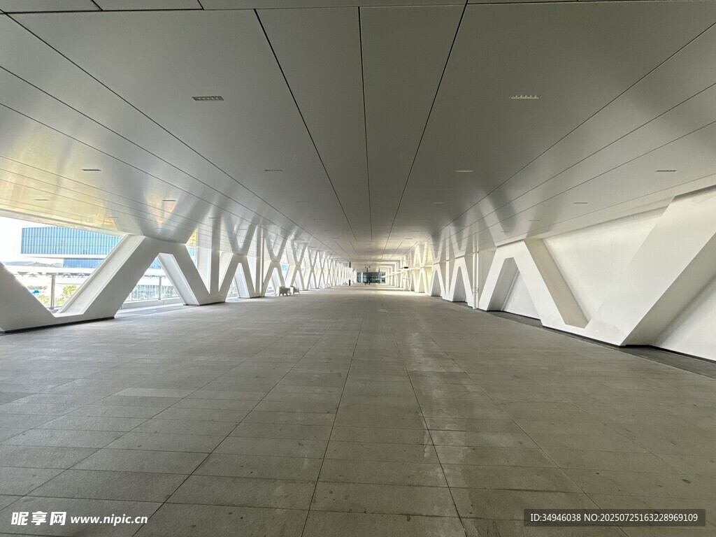 现代风格空旷拱形走廊