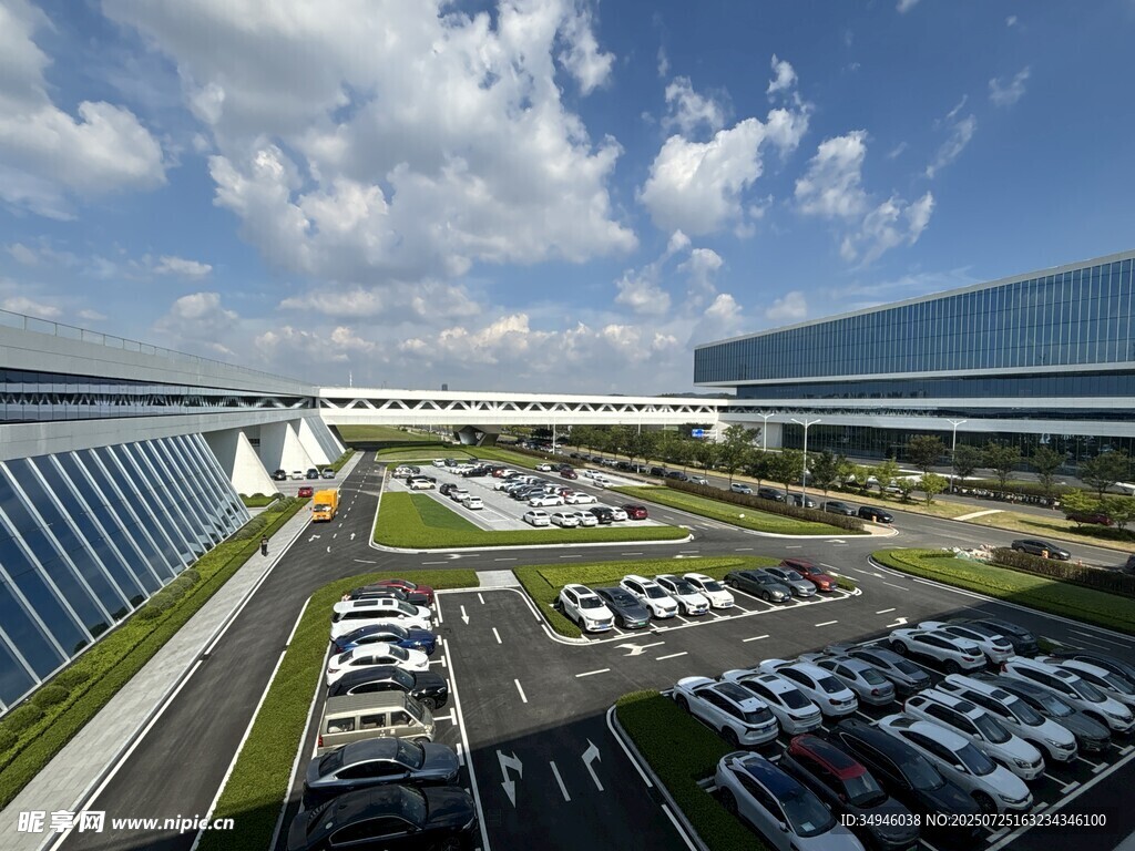 现代化园区停车场全景