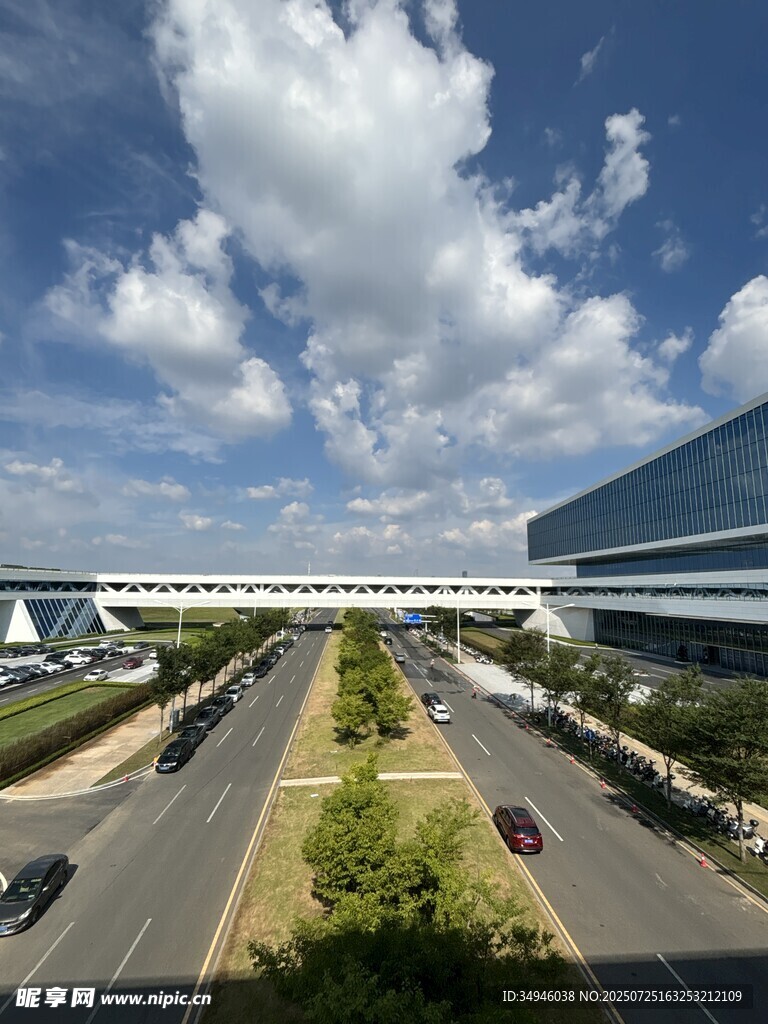 城市道路与现代建筑景观